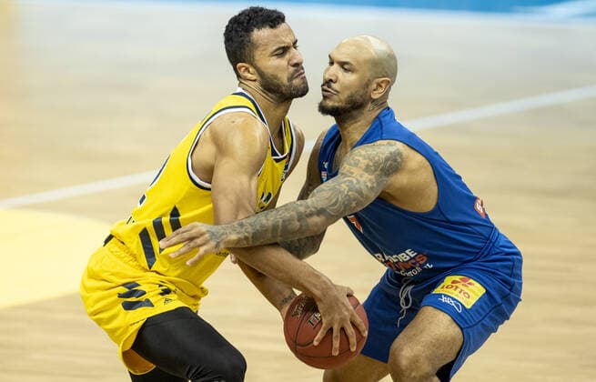 28.03.21, Berlin, Basketball, 1. Bundesliga, easyCredit BBL, Hauptrunde, 25.Spieltag, Mercedes Benz Arena: ALBA Berlin - Syntainics MBC. ALBAs Johannes Thiemann (l) kaempft gegen Sergio Kerusch von Mitteldeutscher BC um den Ball. ALBA Berlin - Syntainics MBC