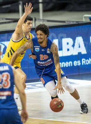 28.03.21, Berlin, Basketball, 1. Bundesliga, easyCredit BBL, Hauptrunde, 25.Spieltag, Mercedes Benz Arena: ALBA Berlin - Syntainics MBC. ALBAs Simone Fontecchio (l) kaempft gegen Deron Washington von Mitteldeutscher BC um den Ball. ALBA Berlin - Syntainics MBC
