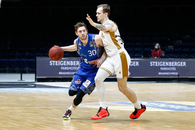 28.03.2021, xgox, Basketball, easyCredit BBL, Basketball Loewen Braunschweig - Skyliners Frankfurt emspor, v.l. Jon Axel Gudmundsson (Fraport Skyliners Frankfurt, 30) am Ball Zweikampf Braunschweig