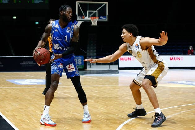 28.03.2021, xgox, Basketball, easyCredit BBL, Basketball Loewen Braunschweig - Skyliners Frankfurt emspor, v.l. Matt Mobley (Fraport Skyliners Frankfurt, 1), James Robinson (Braunschweig, 8) Braunschweig