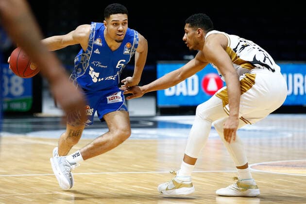 28.03.2021, xgox, Basketball, easyCredit BBL, Basketball Loewen Braunschweig - Skyliners Frankfurt emspor, v.l. Len Adam Schoormann (Fraport Skyliners Frankfurt, 6) Zweikampf Braunschweig