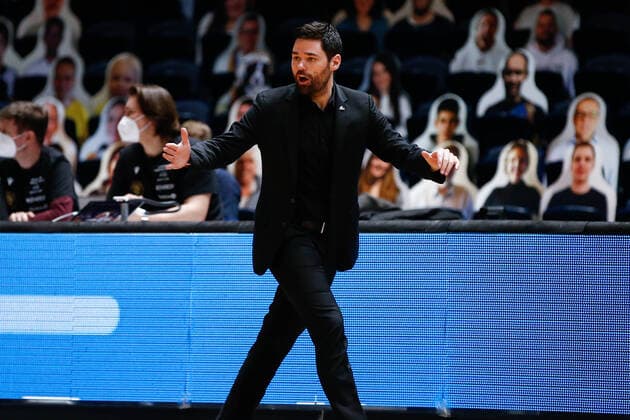 28.03.2021, xgox, Basketball, easyCredit BBL, Basketball Loewen Braunschweig - Skyliners Frankfurt emspor, v.l. Sebastian Gleim (Fraport Skyliners Frankfurt, Trainer) gestikuliert, gibt Anweisungen Braunschweig
