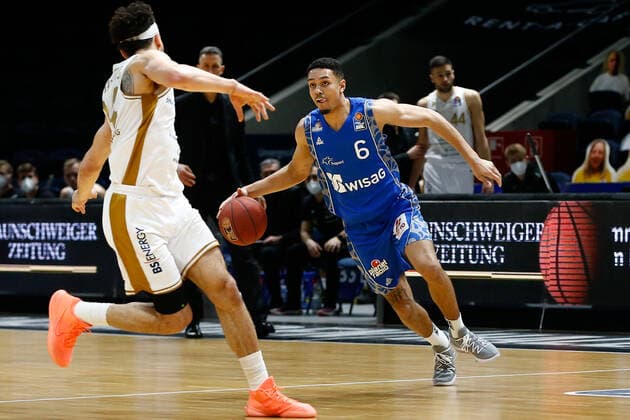 28.03.2021, xgox, Basketball, easyCredit BBL, Basketball Loewen Braunschweig - Skyliners Frankfurt emspor, v.l. Len Adam Schoormann (Fraport Skyliners Frankfurt, 6) am Ball Braunschweig