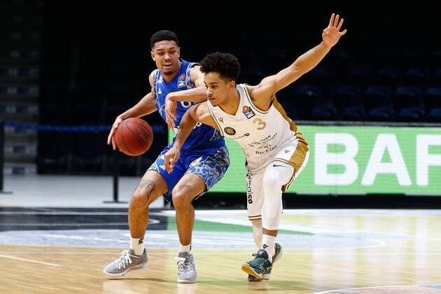 28.03.2021, xgox, Basketball, easyCredit BBL, Basketball Loewen Braunschweig - Skyliners Frankfurt emspor, v.l. Len Adam Schoormann (Fraport Skyliners Frankfurt, 6), Garai Zeeb (Braunschweig, 3) Zweikampf Braunschweig