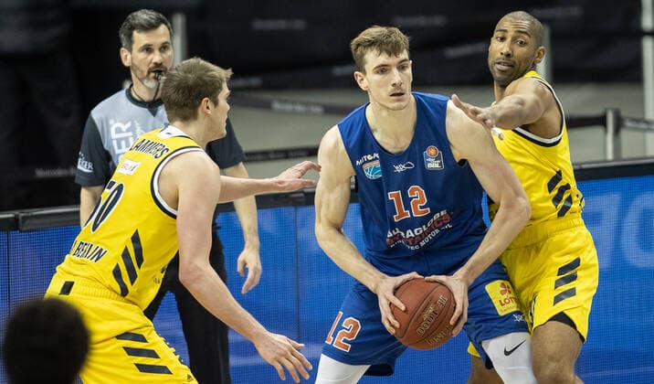 28.03.21, Berlin, Basketball, 1. Bundesliga, easyCredit BBL, Hauptrunde, 25.Spieltag, Mercedes Benz Arena: ALBA Berlin - Syntainics MBC. Philipp Hartwich (M) von Mitteldeutscher BC kaempft gegen ALBAs Ben Lammers (l) und Jayson Granger um den Ball. ALBA Berlin - Syntainics MBC