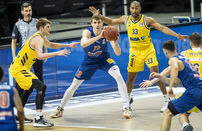 28.03.21, Berlin, Basketball, 1. Bundesliga, easyCredit BBL, Hauptrunde, 25.Spieltag, Mercedes Benz Arena: ALBA Berlin - Syntainics MBC. Philipp Hartwich (M) von Mitteldeutscher BC kaempft gegen ALBAs Ben Lammers (l) und Jayson Granger um den Ball. ALBA Berlin - Syntainics MBC