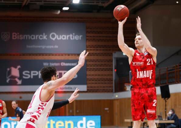 28.03.2021, Basketball, BBL 2020 2021, 25. Spieltag, s.Oliver Wuerzburg - Telekom Baskets Bonn, GER, Wuerzburg, s.Oliver Arena, Bild: v. li. Isaiah Philmore (Telekom Baskets Bonn) und Florian Koch (s.Oliver Wuerzburg) Copyright: HMBxMedia xHeikoxBecker