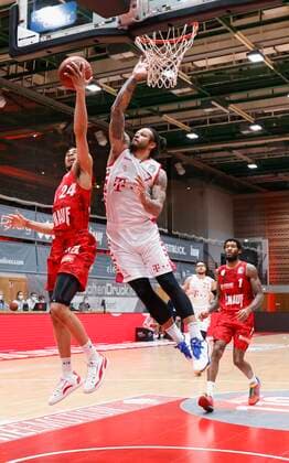 28.03.2021, Basketball, BBL 2020 2021, 25. Spieltag, s.Oliver Wuerzburg - Telekom Baskets Bonn, GER, Wuerzburg, s.Oliver Arena, Bild: v. li. Cameron Hunt (s.Oliver Wuerzburg) und Chris Babb (Telekom Baskets Bonn) Copyright: HMBxMedia xHeikoxBecker