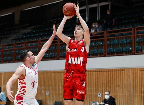 28.03.2021, Basketball, BBL 2020 2021, 25. Spieltag, s.Oliver Wuerzburg - Telekom Baskets Bonn, GER, Wuerzburg, s.Oliver Arena, Bild: v. li. Anthony DiLeo (Telekom Baskets Bonn) und Julius Boehmer (s.Oliver Wuerzburg) Copyright: HMBxMedia xHeikoxBecker