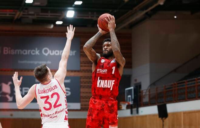 28.03.2021, Basketball, BBL 2020 2021, 25. Spieltag, s.Oliver Wuerzburg - Telekom Baskets Bonn, GER, Wuerzburg, s.Oliver Arena, Bild: v. li. Simonas Lukosius (Telekom Baskets Bonn) und Perry Jones III (s.Oliver Wuerzburg) Copyright: HMBxMedia xHeikoxBecker
