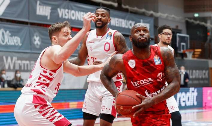 28.03.2021, Basketball, BBL 2020 2021, 25. Spieltag, s.Oliver Wuerzburg - Telekom Baskets Bonn, GER, Wuerzburg, s.Oliver Arena, Bild: v. li. Kilian Binapfl (Telekom Baskets Bonn), Alex Hamilton (Telekom Baskets Bonn) und Murphy Holloway (s.Oliver Wuerzburg) Copyright: HMBxMedia xHeikoxBecker