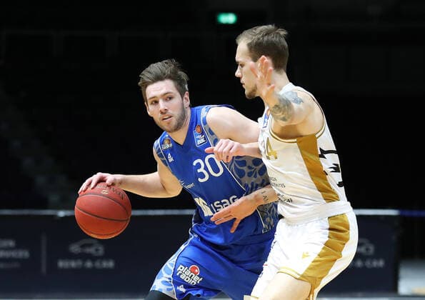 Löwen Braunschweig vs. Frankfurt, BBL Braunschweig, 28.03.2021, BASKETBALL - easyCredit BBL Basketball Bundesliga, Löwen Braunschweig vs. Fraport Skyliners Frankfurt, Saison 2020 21.Jon Axel Gudmundsson (Skyliners Frankfurt), Amas Velicka (Löwen Braunschweig) Braunschweig