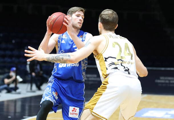 Löwen Braunschweig vs. Frankfurt, BBL Braunschweig, 28.03.2021, BASKETBALL - easyCredit BBL Basketball Bundesliga, Löwen Braunschweig vs. Fraport Skyliners Frankfurt, Saison 2020 21.Maximilian Begue (Skyliners Frankfurt), Amas Velicka (Löwen Braunschweig) Braunschweig