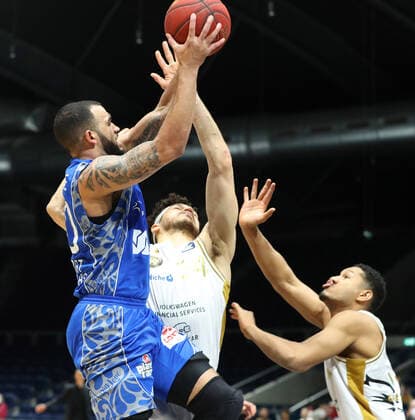 Löwen Braunschweig vs. Frankfurt, BBL Braunschweig, 28.03.2021, BASKETBALL - easyCredit BBL Basketball Bundesliga, Löwen Braunschweig vs. Fraport Skyliners Frankfurt, Saison 2020 21. Rasheed Moore (Skyliners Frankfurt), Gavin Schilling (Löwen Braunschweig) , Karim Jallow (Löwen Braunschweig) Braunschweig