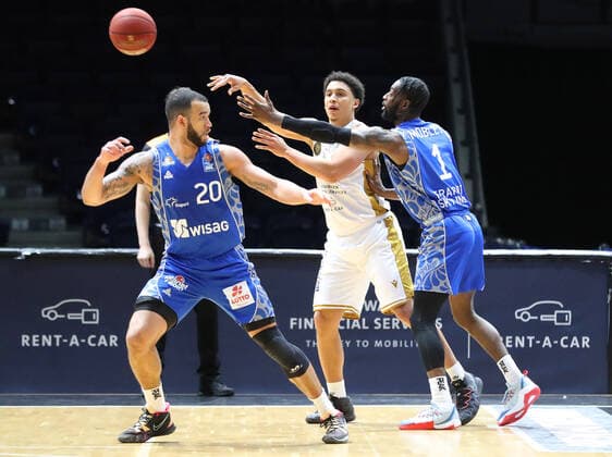 Löwen Braunschweig vs. Frankfurt, BBL Braunschweig, 28.03.2021, BASKETBALL - easyCredit BBL Basketball Bundesliga, Löwen Braunschweig vs. Fraport Skyliners Frankfurt, Saison 2020 21. Rasheed Moore (Skyliners Frankfurt), James Robinson (Löwen Braunschweig), Matt Mobley (Skyliners Frankfurt) Braunschweig