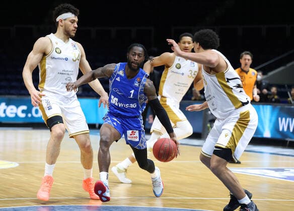 Löwen Braunschweig vs. Frankfurt, BBL Braunschweig, 28.03.2021, BASKETBALL - easyCredit BBL Basketball Bundesliga, Löwen Braunschweig vs. Fraport Skyliners Frankfurt, Saison 2020 21. Gavin Schilling (Löwen Braunschweig) , Matt Mobley (Skyliners Frankfurt), James Robinson (Löwen Braunschweig) Braunschweig