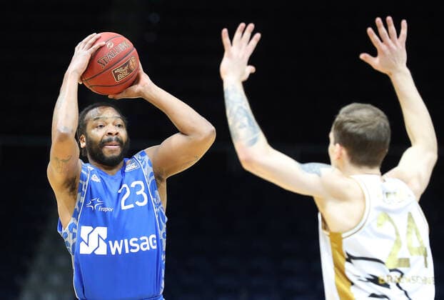 Löwen Braunschweig vs. Frankfurt, BBL Braunschweig, 28.03.2021, BASKETBALL - easyCredit BBL Basketball Bundesliga, Löwen Braunschweig vs. Fraport Skyliners Frankfurt, Saison 2020 21.Quantez Robertson (Skyliners Frankfurt), Amas Velicka (Löwen Braunschweig) Braunschweig