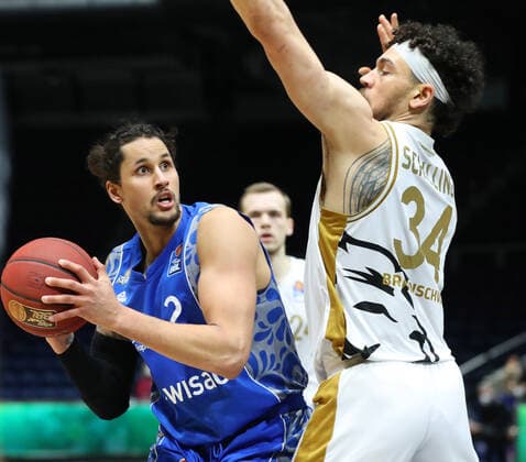 Löwen Braunschweig vs. Frankfurt, BBL Braunschweig, 28.03.2021, BASKETBALL - easyCredit BBL Basketball Bundesliga, Löwen Braunschweig vs. Fraport Skyliners Frankfurt, Saison 2020 21.Michael Kessens (Skyliners Frankfurt), Gavin Schilling (Löwen Braunschweig) Braunschweig