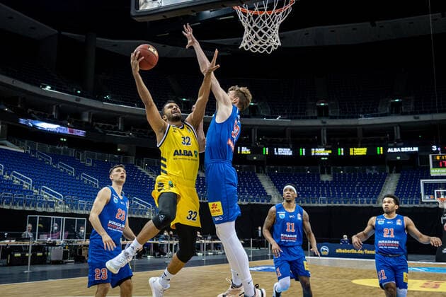 Basketball Berlin 28.03.2021 Saison 2020 2021 easyCredit BBL 1. Bundesliga Alba Berlin - SYNTAINICS MBC Weißenfels Johannes Thiemann (Alba Berlin, No.32) Philipp Hartwich (MBC, No.12)
