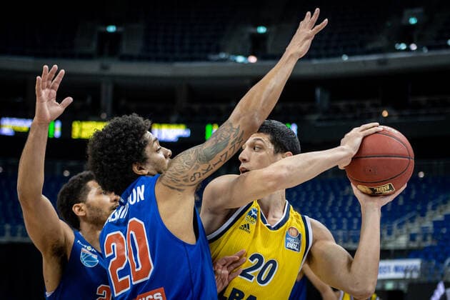 Basketball Berlin 28.03.2021 Saison 2020 2021 easyCredit BBL 1. Bundesliga Alba Berlin - SYNTAINICS MBC Weißenfels Simone Fontecchio (Alba Berlin, No.20) Deron Washington (MBC, No.20)