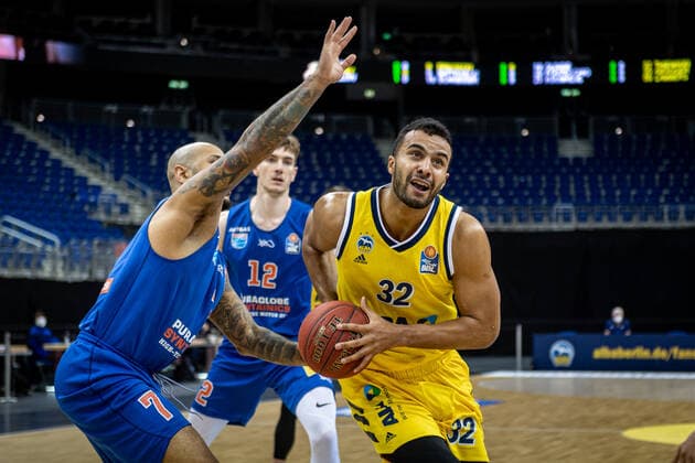 Basketball Berlin 28.03.2021 Saison 2020 2021 easyCredit BBL 1. Bundesliga Alba Berlin - SYNTAINICS MBC Weißenfels Johannes Thiemann (Alba Berlin, No.32) Sergio Kerusch (MBC, No.07)