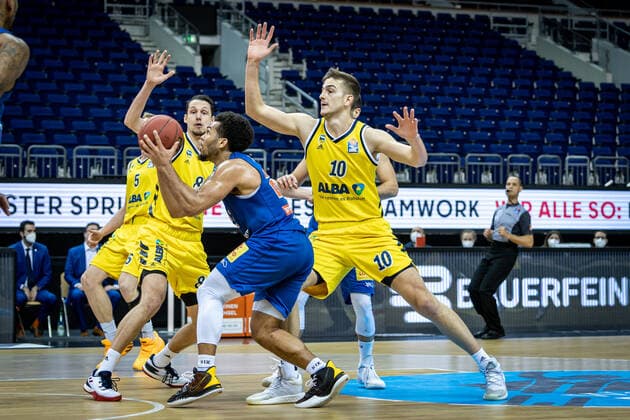 Basketball Berlin 28.03.2021 Saison 2020 2021 easyCredit BBL 1. Bundesliga Alba Berlin - SYNTAINICS MBC Weißenfels Quinton Hooker (MBC, No.21) Tim Schneider (Alba Berlin, No.10) Marcus Eriksson (Alba Berlin, No.08)