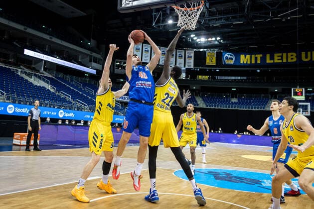 Basketball Berlin 28.03.2021 Saison 2020 2021 easyCredit BBL 1. Bundesliga Alba Berlin - SYNTAINICS MBC Weißenfels Antunovic (MBC, No.40) Christ Koumadje (Alba Berlin, No.21)
