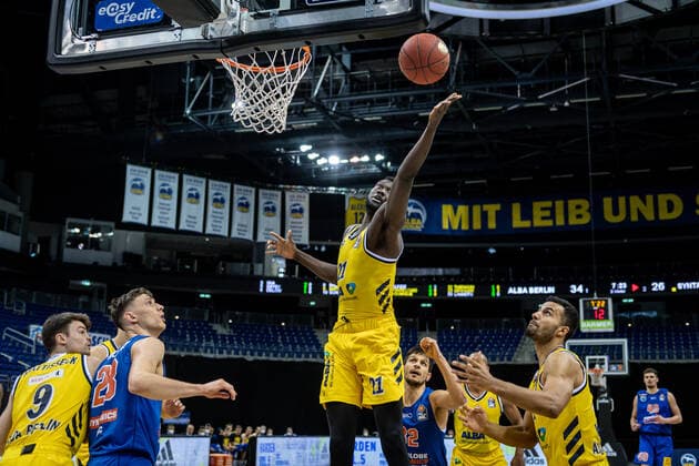 Basketball Berlin 28.03.2021 Saison 2020 2021 easyCredit BBL 1. Bundesliga Alba Berlin - SYNTAINICS MBC Weißenfels Christ Koumadje (Alba Berlin, No.21)