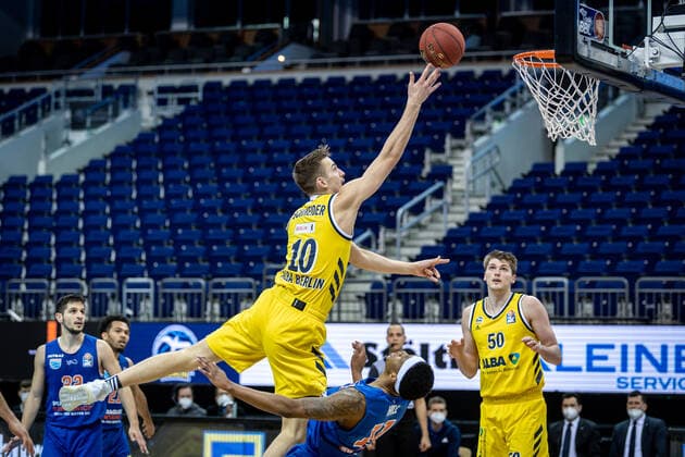 Basketball Berlin 28.03.2021 Saison 2020 2021 easyCredit BBL 1. Bundesliga Alba Berlin - SYNTAINICS MBC Weißenfels Tim Schneider (Alba Berlin, No.10) Kyndahl Hill (MBC, No.11)