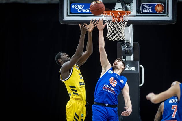 Basketball Berlin 28.03.2021 Saison 2020 2021 easyCredit BBL 1. Bundesliga Alba Berlin - SYNTAINICS MBC Weißenfels Christ Koumadje (Alba Berlin, No.21) Antunovic (MBC, No.40)