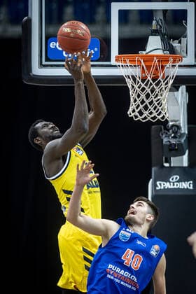 Basketball Berlin 28.03.2021 Saison 2020 2021 easyCredit BBL 1. Bundesliga Alba Berlin - SYNTAINICS MBC Weißenfels Christ Koumadje (Alba Berlin, No.21) Antunovic (MBC, No.40)
