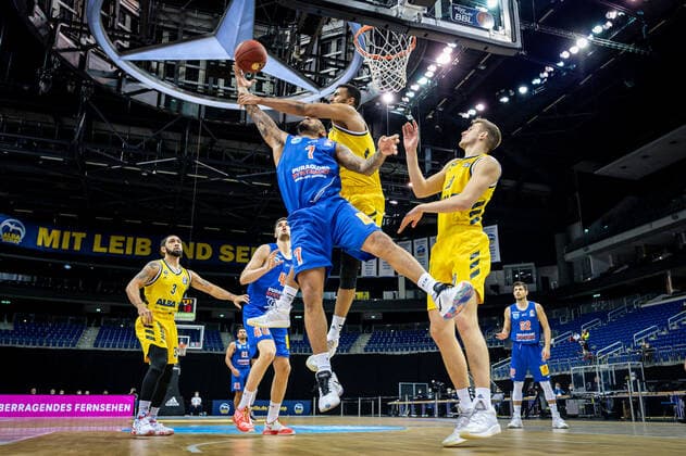 Basketball Berlin 28.03.2021 Saison 2020 2021 easyCredit BBL 1. Bundesliga Alba Berlin - SYNTAINICS MBC Weißenfels Sergio Kerusch (MBC, No.07) Johannes Thiemann (Alba Berlin, No.32) Niels Giffey (Alba Berlin, No.05)