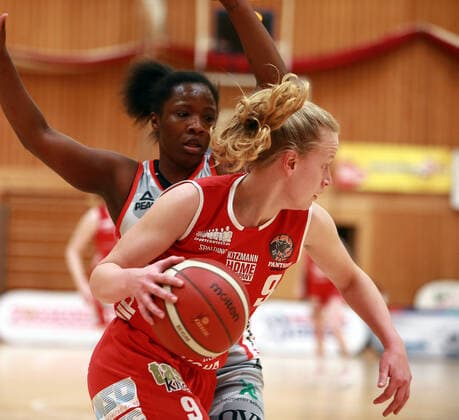 Wasserburg, Badria Halle,28.03.21, playoff Viertelfinale, 1. Spiel, Basketball, 1. Bundesliga Damen, TSV 1880 Wasserburg vs Giro Live Panthers Osnabrueck im Bild vorn Emma EICHMEYER (Osnabrueck), hinten Kelly MOTEN (Wasserburg), Copyright: HMBxMediax xHeikoxBecker