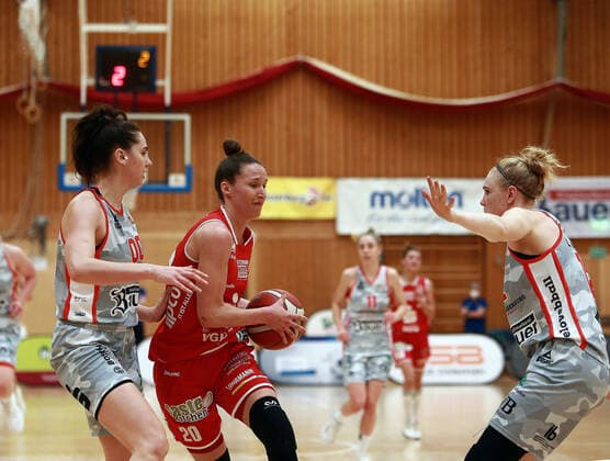 Wasserburg, Badria Halle,28.03.21, playoff Viertelfinale, 1. Spiel, Basketball, 1. Bundesliga Damen, TSV 1880 Wasserburg vs Giro Live Panthers Osnabrueck im Bild von links Margaret MULLIGAN (Wasserburg US), Kata TAKACS (Osnabrueck AUT), Laura HEBECKER (Wasserburg), Copyright: HMBxMediax xHeikoxBecker