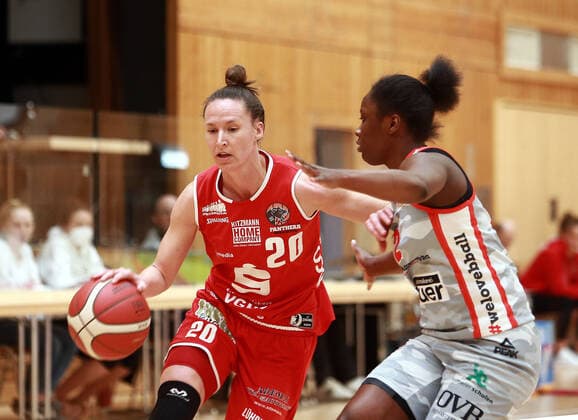 Wasserburg, Badria Halle,28.03.21, playoff Viertelfinale, 1. Spiel, Basketball, 1. Bundesliga Damen, TSV 1880 Wasserburg vs Giro Live Panthers Osnabrueck im Bild von links Kata TAKACS (Osnabrueck AUT), Kelly MOTEN (Wasserburg US), Copyright: HMBxMediax xHeikoxBecker