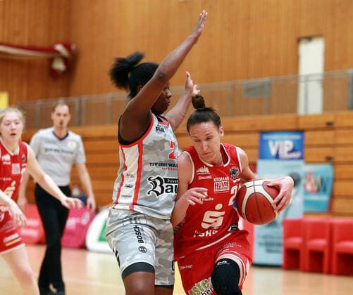Wasserburg, Badria Halle,28.03.21, playoff Viertelfinale, 1. Spiel, Basketball, 1. Bundesliga Damen, TSV 1880 Wasserburg vs Giro Live Panthers Osnabrueck im Bild von links Kelly MOTEN (Wasserburg US), Kata TAKACS (Osnabrueck AUT), Copyright: HMBxMediax xHeikoxBecker