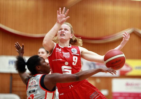 Wasserburg, Badria Halle,28.03.21, playoff Viertelfinale, 1. Spiel, Basketball, 1. Bundesliga Damen, TSV 1880 Wasserburg vs Giro Live Panthers Osnabrueck im Bild von links Kelly MOTEN (Wasserburg US), Emma EICHMEYER (Osnabrueck), Copyright: HMBxMediax xHeikoxBecker