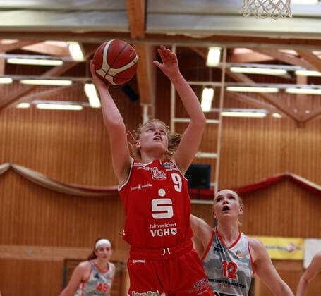 Wasserburg, Badria Halle,28.03.21, playoff Viertelfinale, 1. Spiel, Basketball, 1. Bundesliga Damen, TSV 1880 Wasserburg vs Giro Live Panthers Osnabrueck im Bild vonin der Mitte Emma EICHMEYER (Osnabrueck), Copyright: HMBxMediax xHeikoxBecker