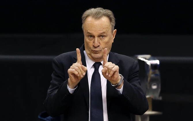 Trainer Aito Garcia Reneses zeigend, gestikulierend Aktion Oberkoerper Oberkörper Basketball BBL Bundesliga Herren Saison 2020 2021 28.03.2021 ALBA Berlin vs. syntainics MBC
