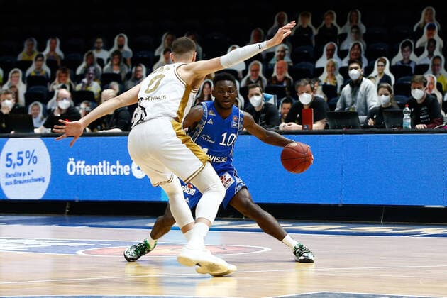 28.03.2021, xgox, Basketball, easyCredit BBL, Basketball Loewen Braunschweig - Skyliners Frankfurt emspor, v.l. fAlvin Onyia (Fraport Skyliners Frankfurt, 10), Lukas Wank (Braunschweig, 0) Zweikampf Braunschweig