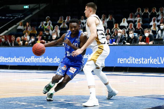 28.03.2021, xgox, Basketball, easyCredit BBL, Basketball Loewen Braunschweig - Skyliners Frankfurt emspor, v.l. fAlvin Onyia (Fraport Skyliners Frankfurt, 10) Zweikampf Braunschweig