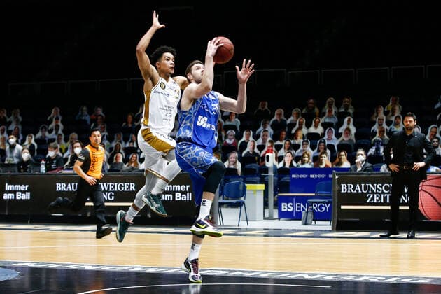 28.03.2021, xgox, Basketball, easyCredit BBL, Basketball Loewen Braunschweig - Skyliners Frankfurt emspor, v.l. Jon Axel Gudmundsson (Fraport Skyliners Frankfurt, 30) Zweikampf Braunschweig