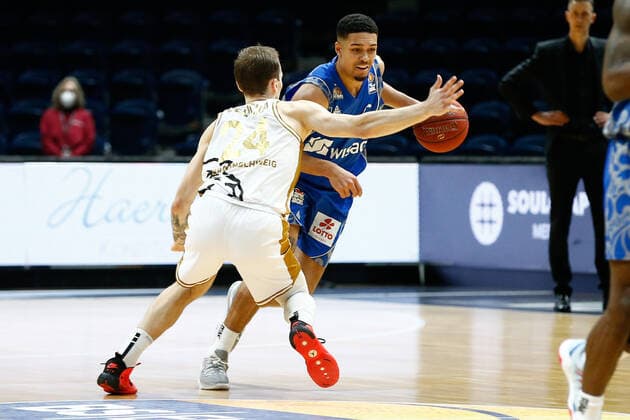 28.03.2021, xgox, Basketball, easyCredit BBL, Basketball Loewen Braunschweig - Skyliners Frankfurt emspor, v.l. Len Adam Schoormann (Fraport Skyliners Frankfurt, 6) Zweikampf Braunschweig