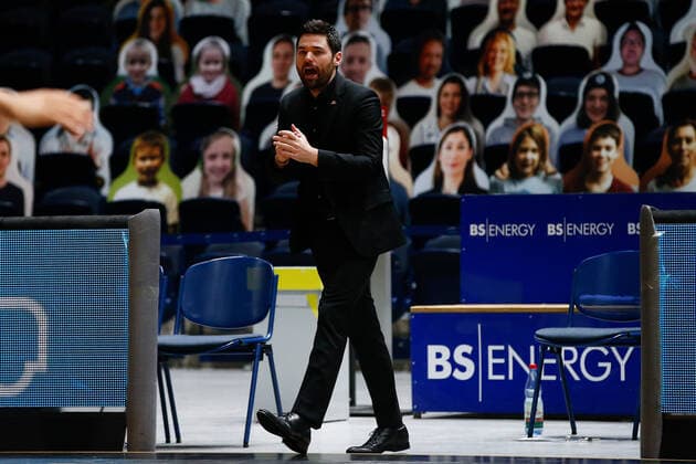 28.03.2021, xgox, Basketball, easyCredit BBL, Basketball Loewen Braunschweig - Skyliners Frankfurt emspor, v.l. Sebastian Gleim (Fraport Skyliners Frankfurt, Trainer) gestikuliert, gibt Anweisungen Braunschweig