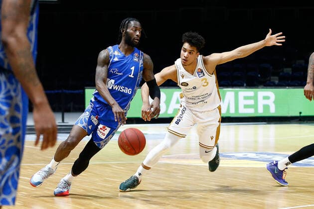 28.03.2021, xgox, Basketball, easyCredit BBL, Basketball Loewen Braunschweig - Skyliners Frankfurt emspor, v.l. Matt Mobley (Fraport Skyliners Frankfurt, 1), Garai Zeeb (Braunschweig, 3) Zweikampf Braunschweig