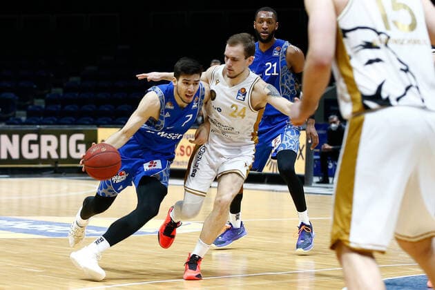 28.03.2021, xgox, Basketball, easyCredit BBL, Basketball Loewen Braunschweig - Skyliners Frankfurt emspor, v.l. Bruno Vrcic (Fraport Skyliners Frankfurt, 7), Arnas Velicka (Braunschweig, 24) Zweikampf Braunschweig