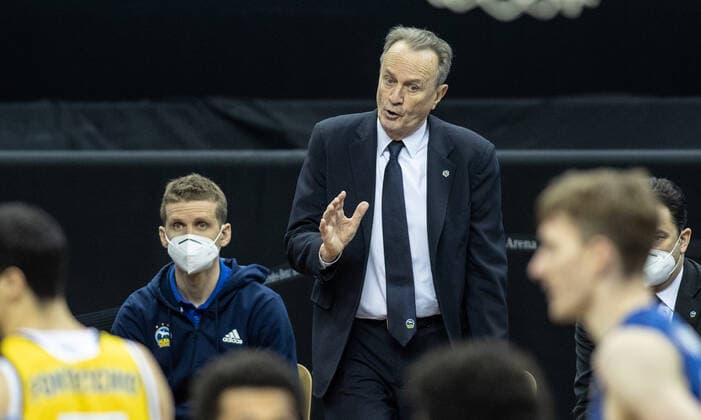 28.03.21, Berlin, Basketball, 1. Bundesliga, easyCredit BBL, Hauptrunde, 25.Spieltag, Mercedes Benz Arena: ALBA Berlin - Syntainics MBC. ALBAs Head Coach Aito Garcia Reneses steht gestikulierend am Spielfeldrand. ALBA Berlin - Syntainics MBC