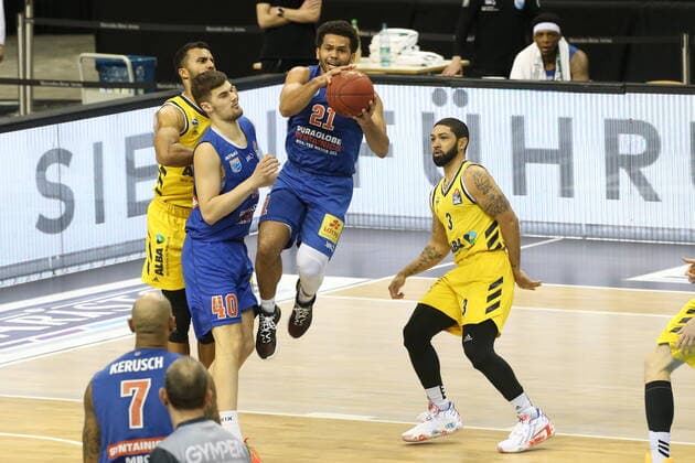 DEU, GER, easyCredit BBL, ALBA vs. MBC, 28.03.2021, Mercedes-Benz-Arena, Berlin, DEU, GER, easyCredit BBL, ALBA vs. MBC, im Bild Johannes Thiemann (ALBA Berlin 32), Peyton Siva (ALBA Berlin 3) m40 , Quinton Hooker (Mitteldeutscher BC 21)