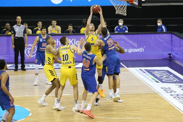 DEU, GER, easyCredit BBL, ALBA vs. MBC, 28.03.2021, Mercedes-Benz-Arena, Berlin, DEU, GER, easyCredit BBL, ALBA vs. MBC, im Bild Niels Giffey (ALBA Berlin 5), Tim Schneider (ALBA Berlin 10), Louis Olinde (ALBA Berlin 19), Michal Michalak (Mitteldeutscher BC 23), Antunovic (Mitteldeutscher BC 40)