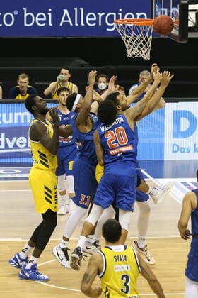 DEU, GER, easyCredit BBL, ALBA vs. MBC, 28.03.2021, Mercedes-Benz-Arena, Berlin, DEU, GER, easyCredit BBL, ALBA vs. MBC, im Bild Koumadje (ALBA Berlin 21), Johannes Thiemann (ALBA Berlin 32), Deron Washington (Mitteldeutscher BC 20), Kyndahl Hill (Mitteldeutscher BC 11)